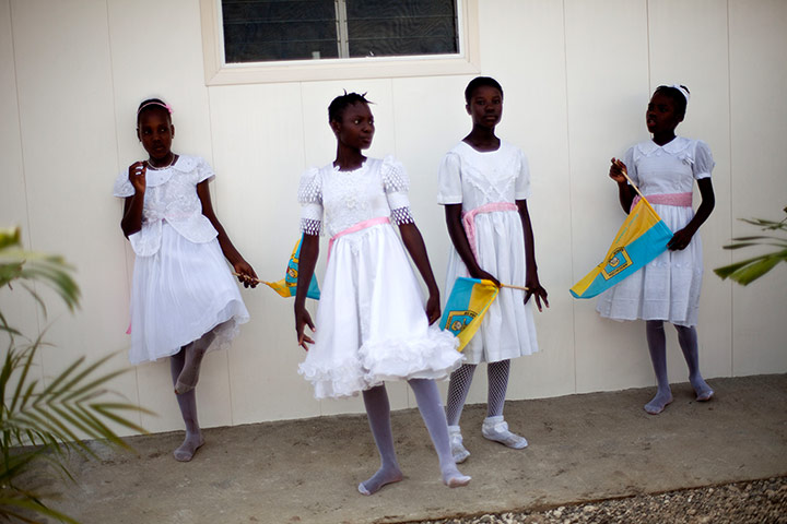 24 hours in pictures: Students await the arrival of the Mexican President