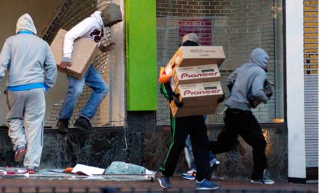 Looters in central Birmingham in 2011