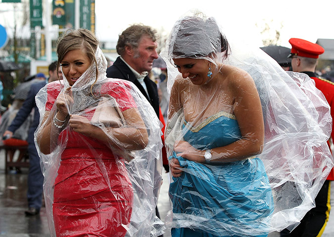 Aintree Ladies Day: Ladies protect themselfs from the weather