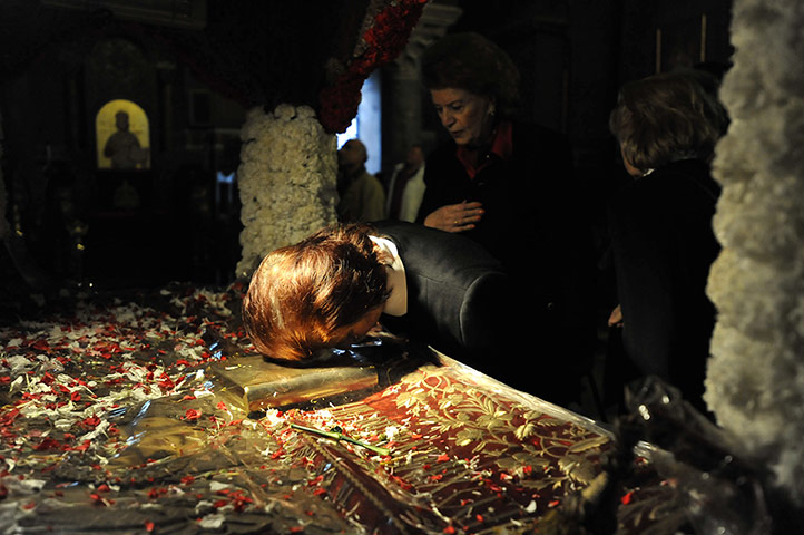 24 hours in pix: Good Friday processions