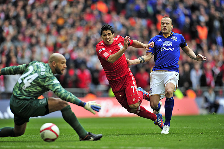 FA CUP SEMI: Liverpool striker Luis Suarez scores past Everton keeper Tim Howard 