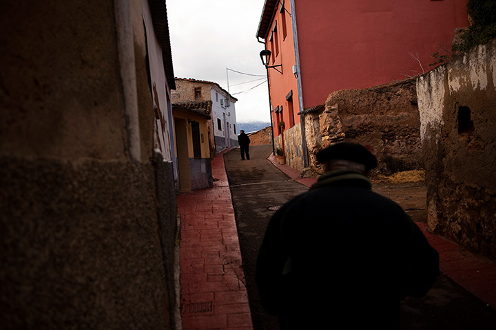 24 hours: Torrellas, Zaragoza, Spain: Funeral of four people shot in the civil war 