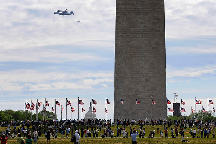 Space Shuttle: People gather at the base of the Washington Monument 