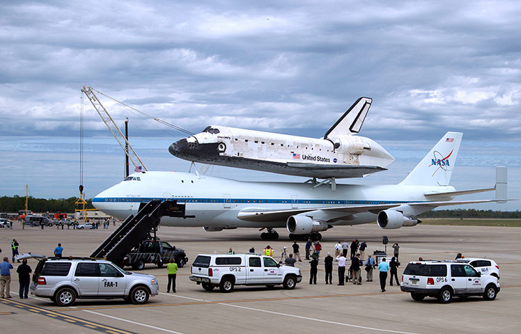 Space Shuttle: The space shuttle Discovery after landing