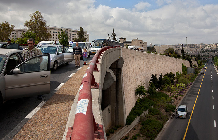 Holocaust memorial: Israelis stand still next to their cars as a two-minute siren sounds