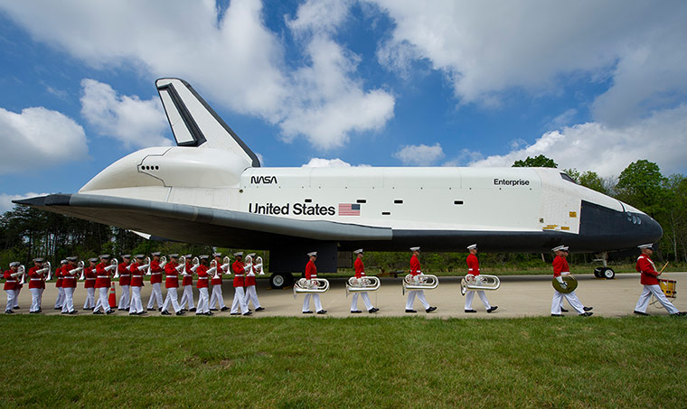 Shuttle transfer : Space Shuttle Discovery Arrives To Replace Enterprise At Smithsonian