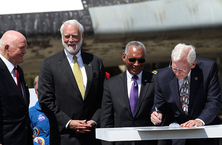 Shuttle transfer : Space shuttle transfer ceremony