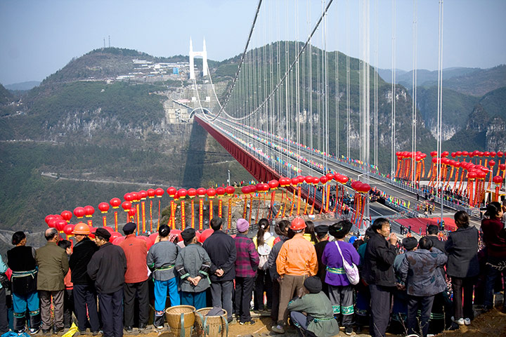 Suspension bridge: Worlds largest cross-canyon suspension bridge opens to traffic in Hunan
