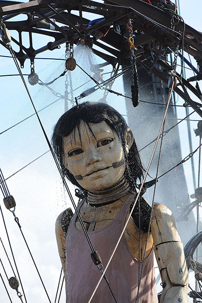 Liverpool Royal de Luxe: A giant puppet has a shower in the morning in Stanley Park