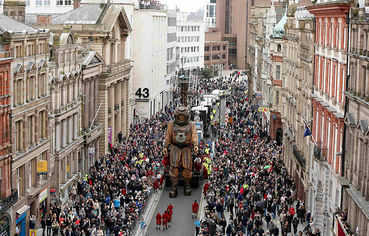 Liverpool Royal de Luxe: The uncle puppet walks along a street