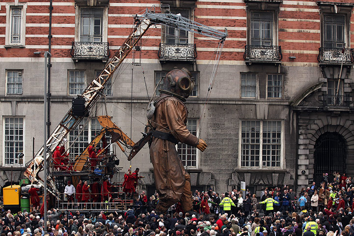 Liverpool Royal de Luxe: The uncle puppet makes it's way past the White Star Building