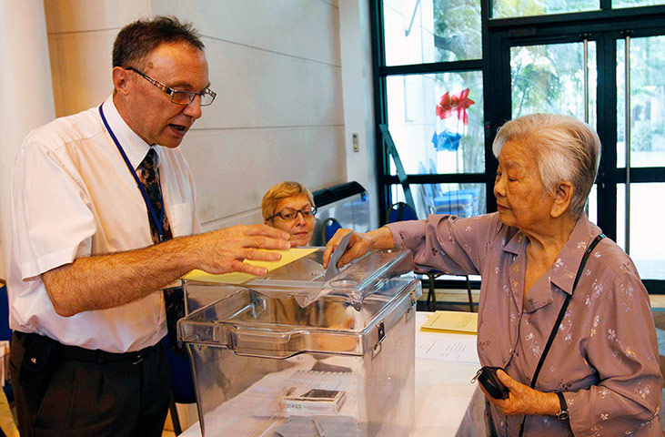 French elections: Vu Thi Tam, a French women with Vietnamese descent, votes
