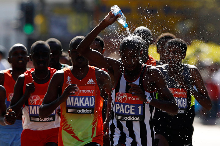 marathon3: Runner cools himself with water during the men's London Marathon