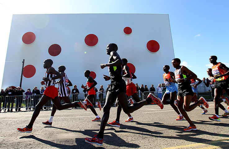24 hours: London, England: The Elite Men pass Royal Artillery Barracks in Marathon