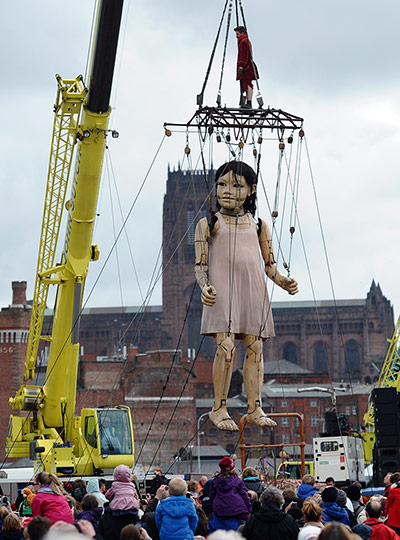 Liverpool Puppets: The little girl giant is lifted 