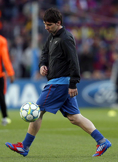 Barcelona v Chelsea: Lionel Messi warming up against Chelsea