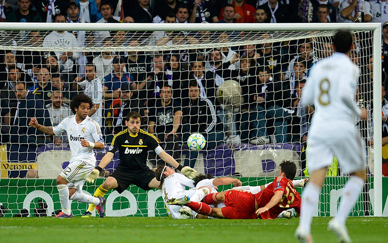 Real Madrid v Bayern: Bayern Munich's Gomez tries to score against Real Madrid