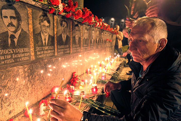 24 hours: Slavutich, Ukraine: Candles at memorial for Chernobyl 'liquidators'