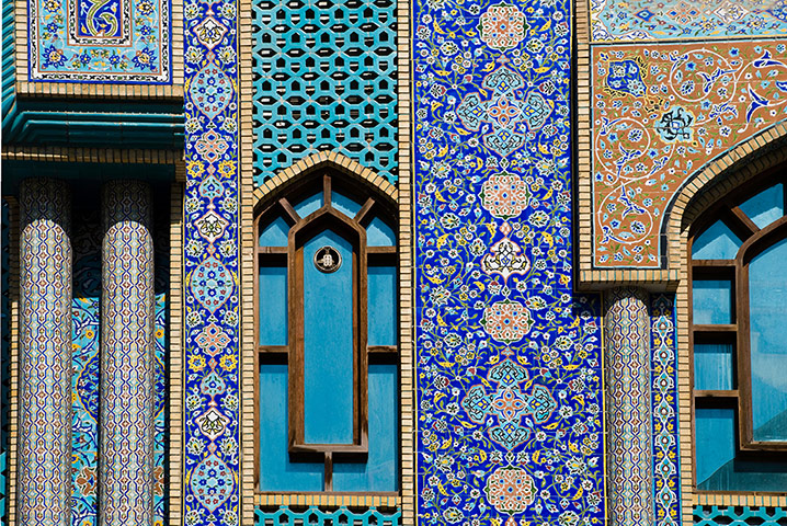 Dubai Gallery: Persian tile mosiac work on the Iranian Mosque in Dubai UAE
