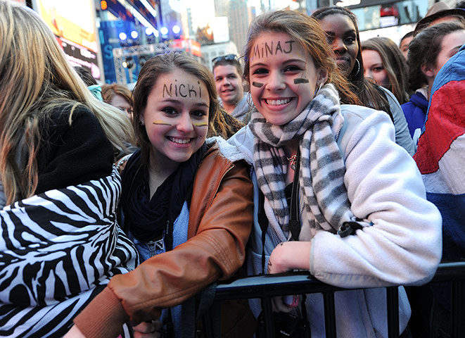 Nicki Minaj: Nicki Minaj performs infront of fans in Times Square