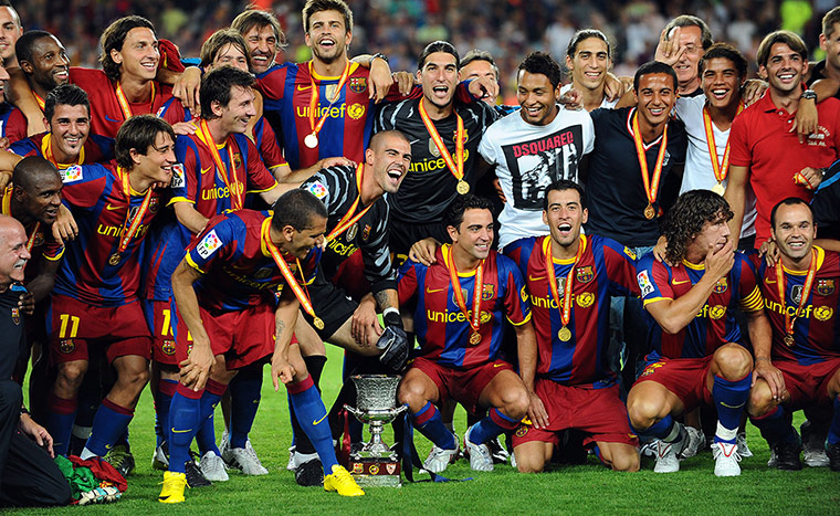 Guardiola resigns: Barcelona's players  pose with the Super