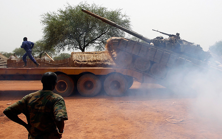 South Sudan: SLPA in Soviet-made T-72 tank into a truck in Halop, Unity state