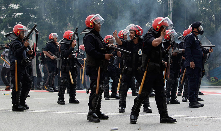 Kuala Lumpur: Police FRU prepare to fire tear gas at protesters