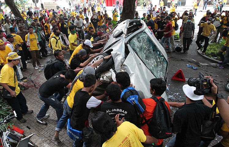 Kuala Lumpur: Protesters overturn a police car 