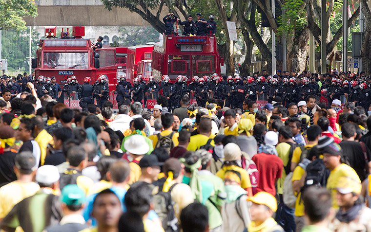 Kuala Lumpur: Malaysian riot police form a barricade to stop protesters 
