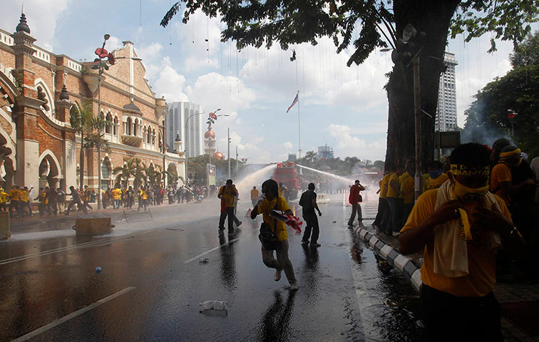 Kuala Lumpur: Riot police spray water cannon at protesters 