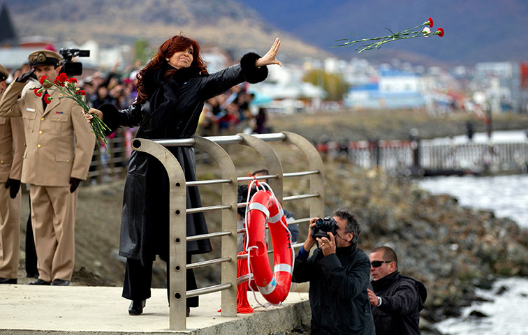 Falklands protests: Argentina's President Cristina Fernandez tosses carnations