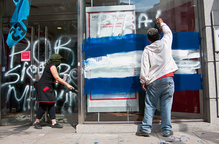 Falklands protests: Activists paint anti-British slogans on an HSBC bankin Buenos Aires