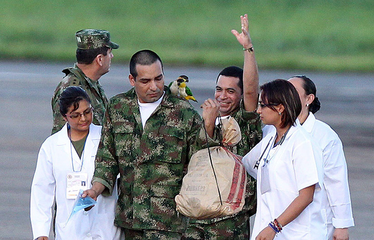 Colombia hostage release: Former FARC hostages arrive in Villavicencio