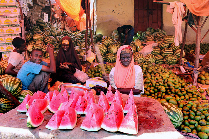 Somalia: Women sell fruit at the market 