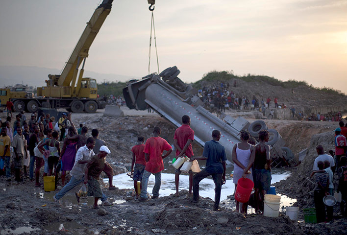 Haiti: People collect fuel in Haiti