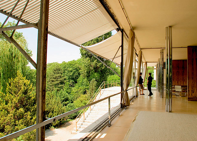 Villa Tugendhat: Tugendhat House with open glass front