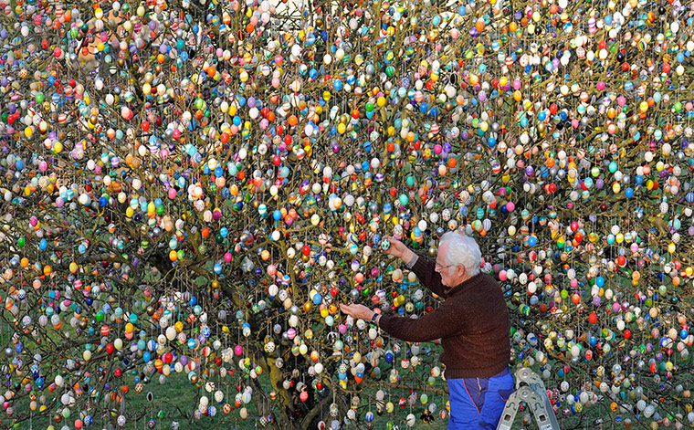 Holy Week: Volker Kraft and his easter egg tree