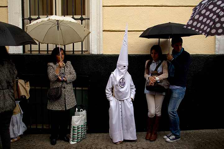 Holy Week: A penitent of  La Candelaria brotherhood 