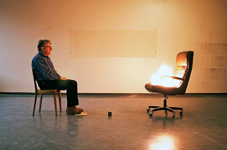 Exhibitionist 0704: Apropos The Kissing Of The Hand