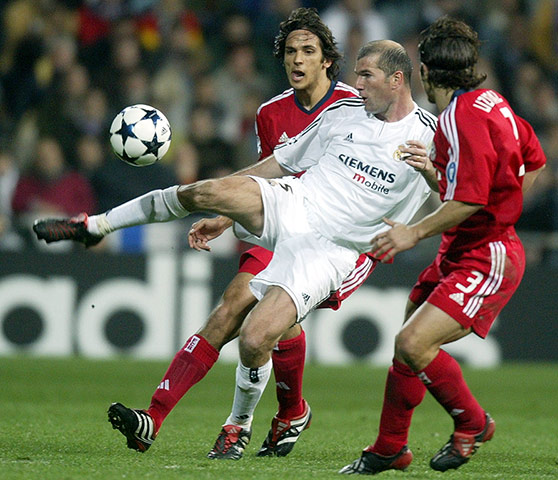 Real v Bayern: Real Madrid's Zinedine Zidane controls the ball 