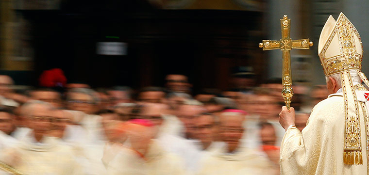 Easter: Pope Benedict XVI arrives to lead the Chrismal mass