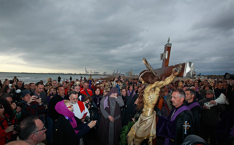 Good Friday traditions: Valencia, Spain: Worshippers surround the icon of the Santisimo Cristo
