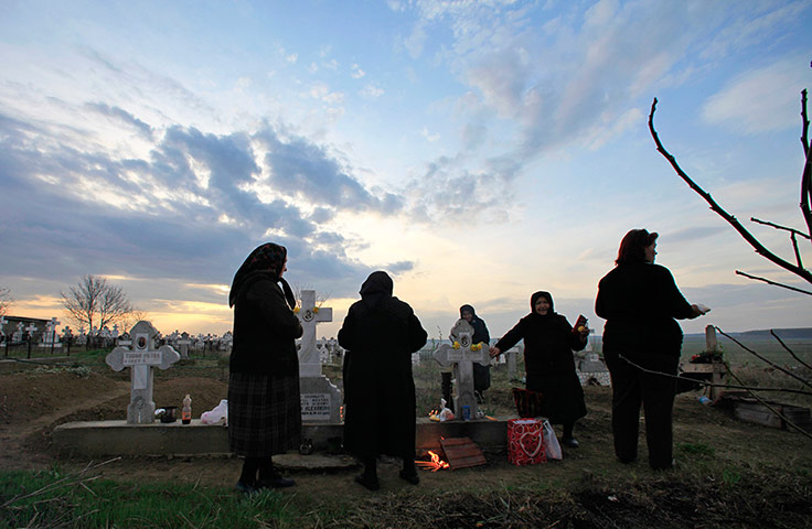 24 hours: Women mourn their relatives in Valea Dragului cemetry in Romania