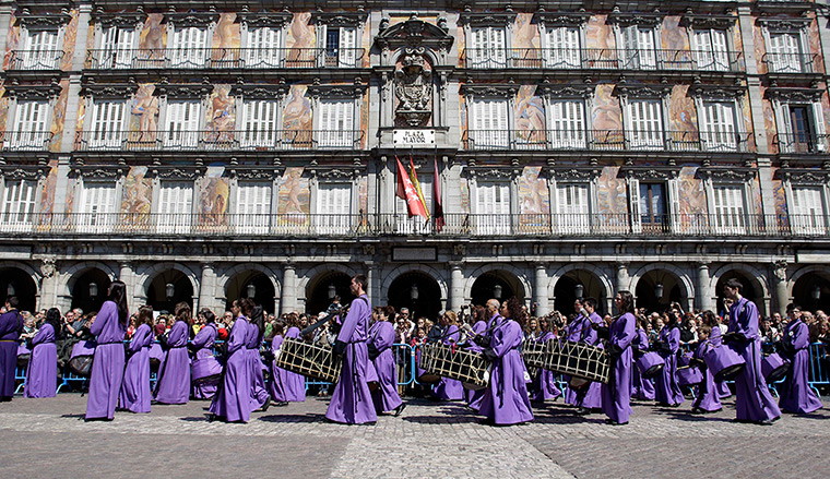 Easter Sunday: Members of 'Jesus Atado a la Columna' confraternity play drums, Spain
