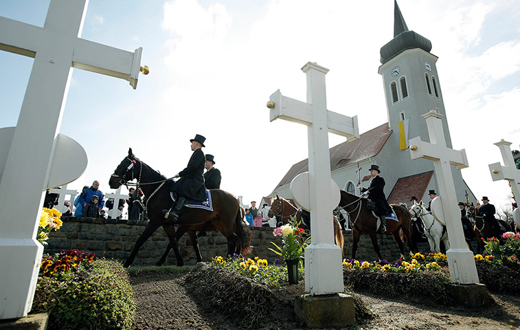 Easter Sunday: Men of the Sorbian community pass a cemetery on Easter Sunday