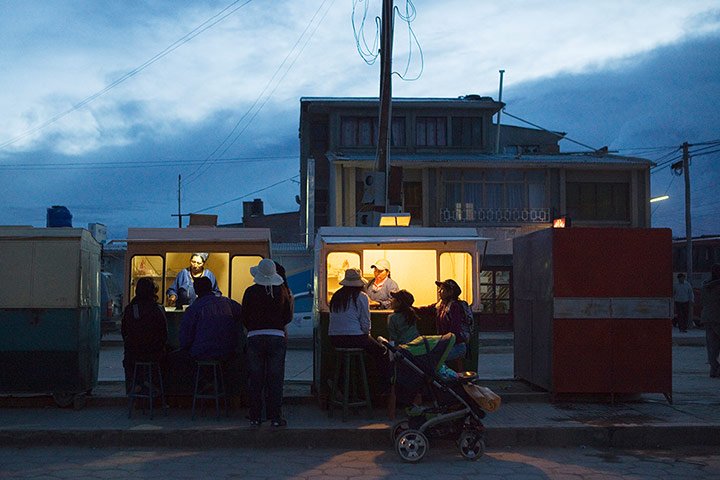 Bolivia travel: Street vendors in Uyuni, Bolivia