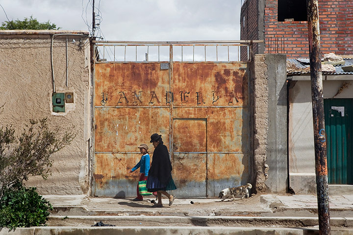 Bolivia travel: A Mother and daughter in Uyuni
