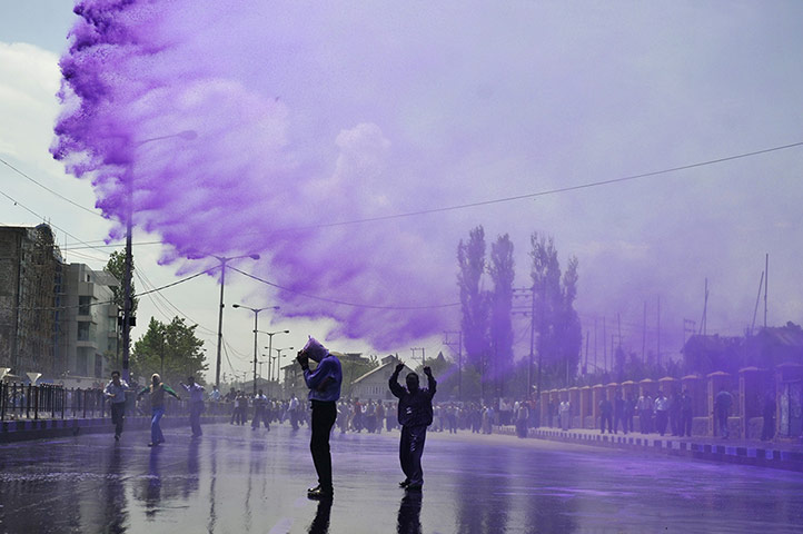 24 hours: Kashmiri government employees are sprayed with purple dye