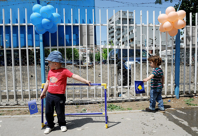 24 hours: Kosovo Albanian children take part in festivities on the Day of Europe 