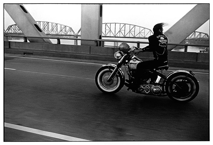 Danny Lyon: Crossing the Ohio Bridge